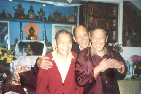 Le vénérable Dagpo Rinpoche, Ratö Khyongla Rinpoche, Geshe Thubten Püntsok dans le temple de Ganden Ling, Veneux-les-Sablons, France