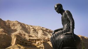 Statue de Kumārajīva devant les grottes de Kizil - sources: followcn.com